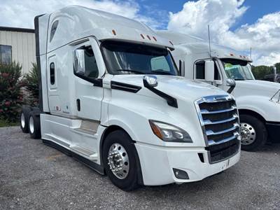 Freightliner Cascadia 126 Sleeper Semi Truck - Detroit