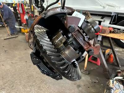 Meritor-Rockwell 46-160 Rear Differential for a 1993 International 9300