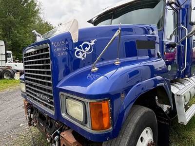 Mack Pinnacle CHU613 Hood for a 2014 Mack CHU613