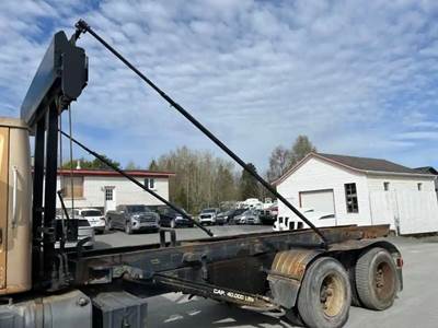 Universal Universal Roll Off Truck