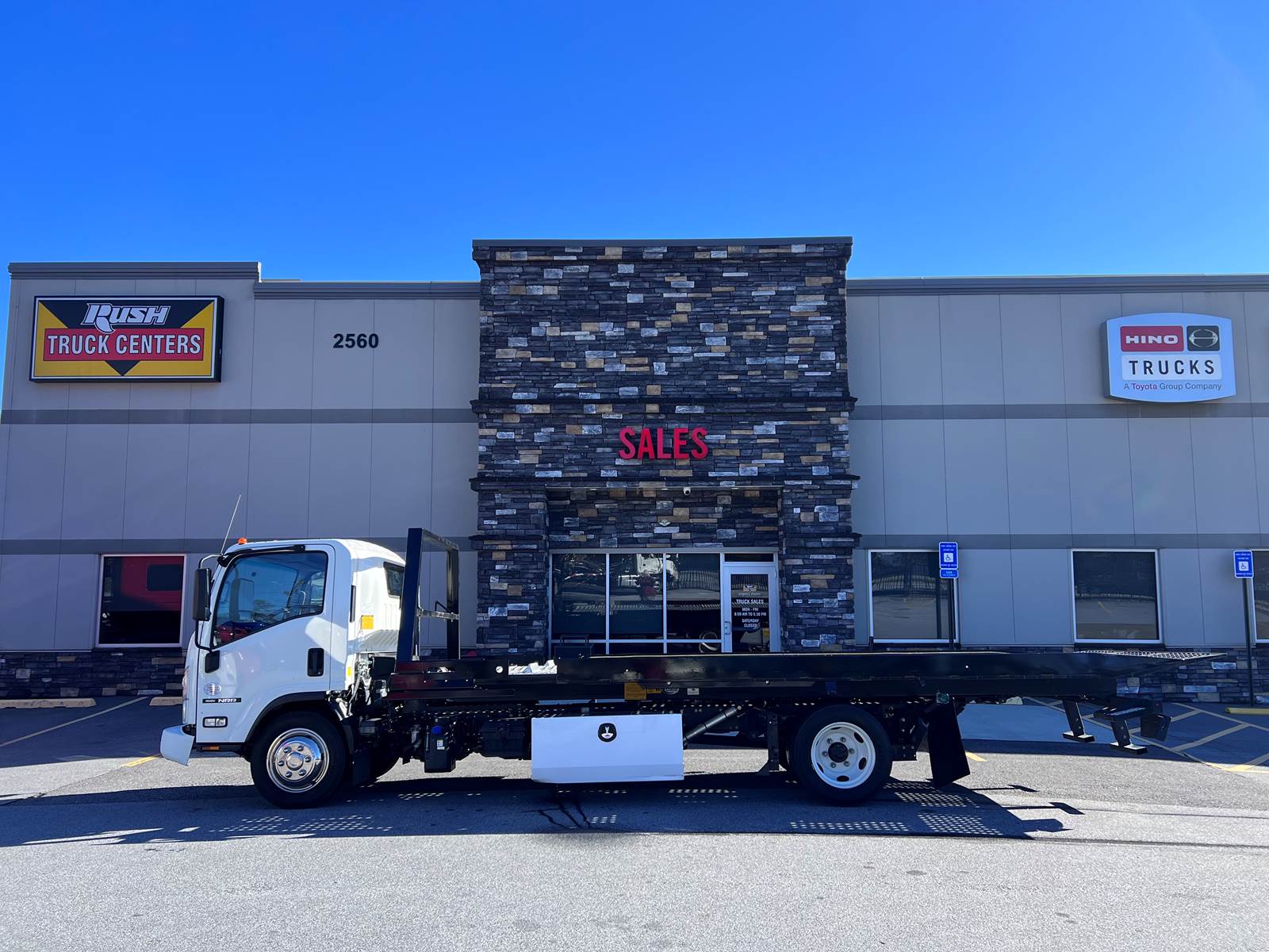 2022 Isuzu NRR Rollback Tow Truck Cottrell Rollback Towing Body For