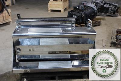 2022 Kenworth T800 Battery Box with Chrome Cover and Steps