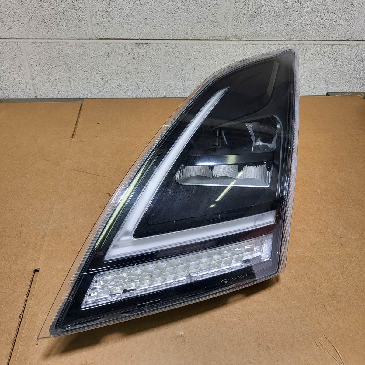 Volvo VNL Headlight Assembly For Sale Mineral, VA 23680024