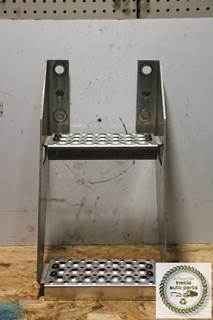 2018 International LT625 Aluminum Frame Steps