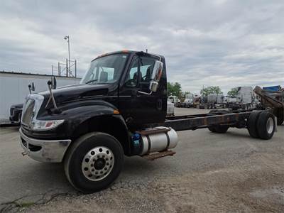 International DuraStar 4300 Cab & Chassis Truck - Cummins, 6 Speed Automatic