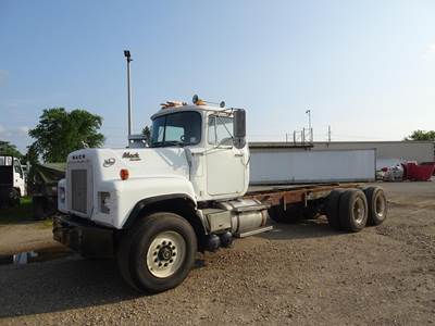 Mack RS686ST Tandem Axle Cab & Chassis Truck - E6, 300HP, 6 Speed Manual