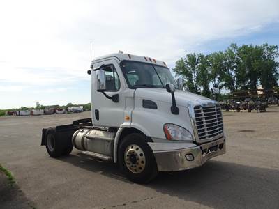 Freightliner Cascadia 113 Single Axle Day Cab Truck - Detroit 380HP, Automatic