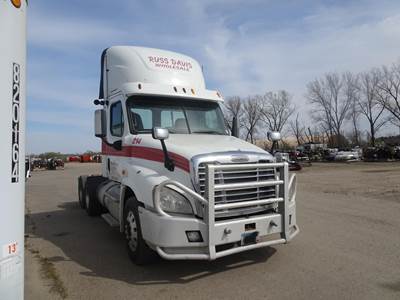 Freightliner Cascadia 125 Day Cab Truck - Detroit 455HP, 10 Speed Manual