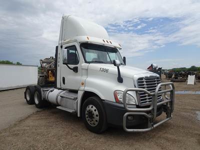 Freightliner Cascadia 125 Day Cab Truck - Detroit 450HP, 10 Speed Manual