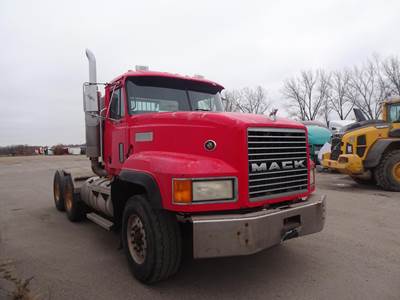 Mack CL753 Day Cab Truck - Caterpillar 425HP, 13 Speed Manual