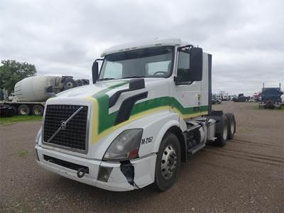 Volvo VNL64T300 Day Cab Truck - D13 425HP, 12 Speed I Shift Automatic