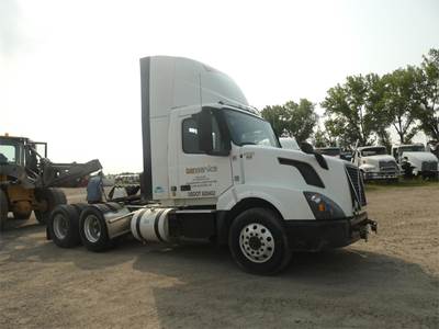 Volvo VNL64T300 Day Cab Truck - D13 455HP, 12 Speed I Shift Automatic