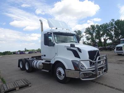 Volvo VNL64T300 Day Cab Truck - D13 425HP, 12 Speed Automatic