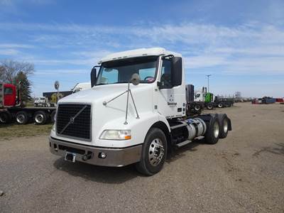 Volvo VNM64T200 Day Cab Truck - D13 405HP, 12 Speed I Shift Automatic