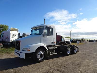 Volvo VNM64T200 Day Cab Truck - VED12 425HP, 10 Speed Manual