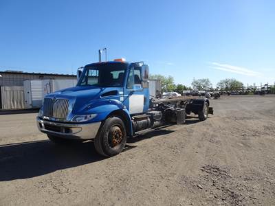 International DuraStar 4400 Roll Off Truck - DT466, Automatic