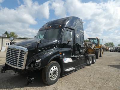 Freightliner Cascadia 125 Sleeper Semi Truck - Detroit 455HP, 10 Speed Manual