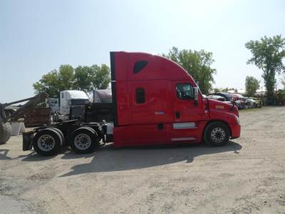 Freightliner Cascadia 125 Sleeper Semi Truck - Detroit 505HP, 12 Speed Automatic