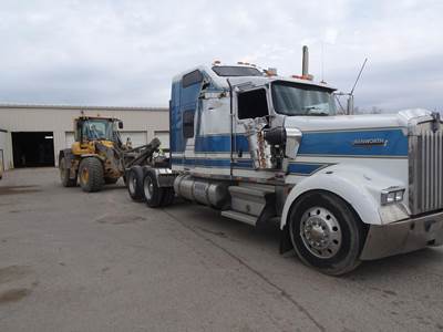 Kenworth W900 Sleeper Semi Truck - Caterpillar 550HP, 18 Speed Manual