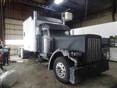 Peterbilt 379 Sleeper Semi Truck - Cummins 460HP, 13 Speed Manual