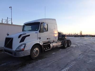 Volvo VNL64T630 Sleeper Semi Truck - Mid Roof Sleeper, D13 425HP, 12 Speed I Shift Automatic