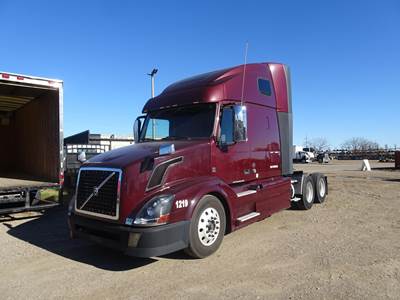 Volvo VNL64T670 Sleeper Semi Truck - Raised Roof Sleeper, D13 425HP, 12 Speed I Shift Automatic