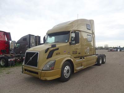Volvo VNL64T670 Sleeper Semi Truck - Raised Roof Sleeper, D13 425HP, 13 Speed Manual