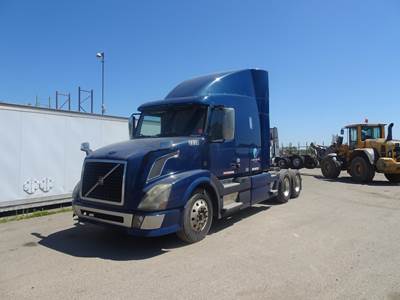 Volvo VNL64T670 Sleeper Semi Truck - D13 425HP, 12 Speed I Shift Automatic
