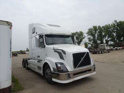 Volvo VNL64T670 Sleeper Semi Truck - Raised Roof Sleeper, D13 425HP, 12 Speed I Shift Automatic