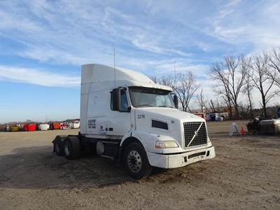 Volvo VNM64T630 Sleeper Semi Truck - D11 375HP, 12 Speed I Shift Automatic
