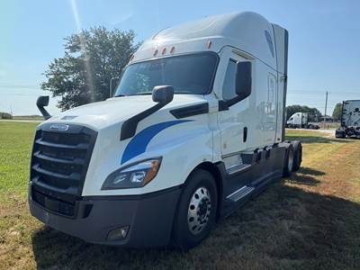 2021 Freightliner Cascadia 126 Sleeper Semi Truck