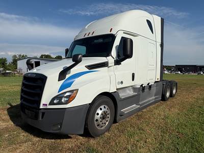 2021 Freightliner Cascadia 126 Sleeper Semi Truck