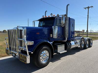 2015 Peterbilt 389 Sleeper Semi Truck