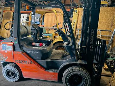 Toyota 8FGU25 Pneumatic Tire Forklift