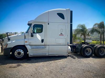 Freightliner Cascadia 125 Sleeper Semi Truck - Detroit