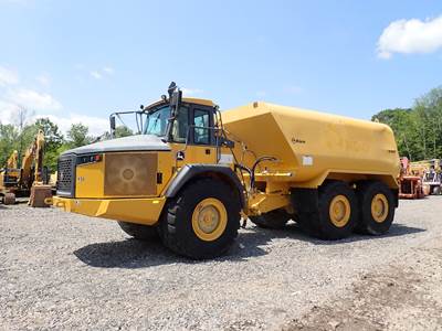 2015 John Deere 460E Articulated Water Truck 9000 GALLON
