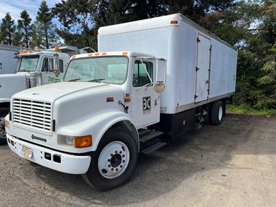 2000 International 4700 Box / Lube Truck
