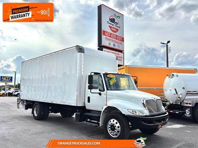International DuraStar 4300 22 ft Box Truck - Automatic, Liftgate