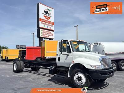 International DuraStar 4300 26 ft Box Truck - 220HP, Automatic, Liftgate