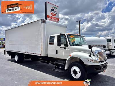 International DuraStar 4300 26 ft Box Truck - Automatic, Liftgate