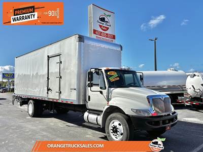 International DuraStar 4300 26 ft Box Truck - Automatic, Liftgate