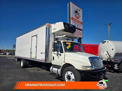 International DuraStar 4300 26 ft Refrigerated Truck - Automatic, Carrier