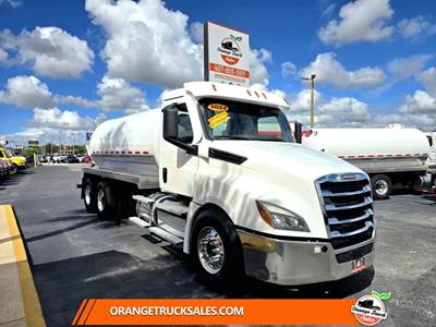 Freightliner Cascadia 126 Tandem Axle Sewer / Septic Truck - Detroit, Automatic
