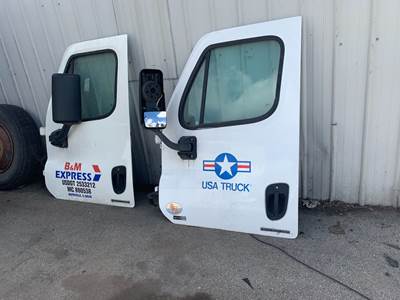 Freightliner Cascadia 125 Left Door