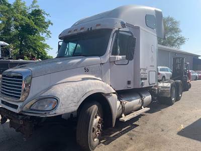 Freightliner Columbia 120 Salvage Truck