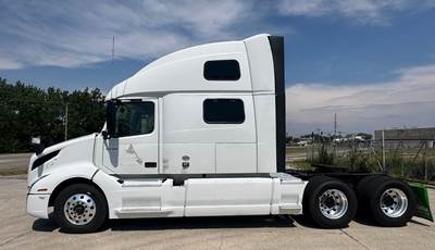 2023 Volvo VNL64T860 Sleeper Semi Truck