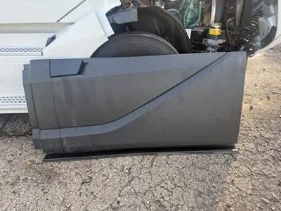 Volvo VNL Left Tank Fairing