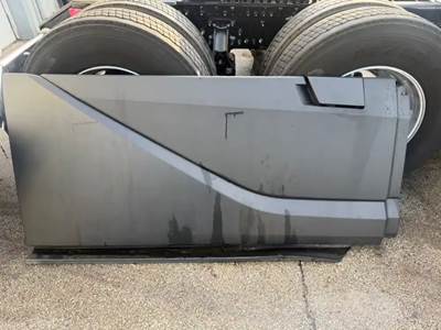 Volvo VNL Right Tank Fairing
