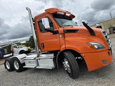 Freightliner Cascadia 126 Day Cab Truck - Detroit 450HP