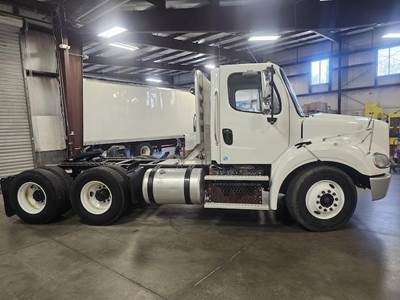 Freightliner M2 106 Day Cab Truck - Detroit 425HP